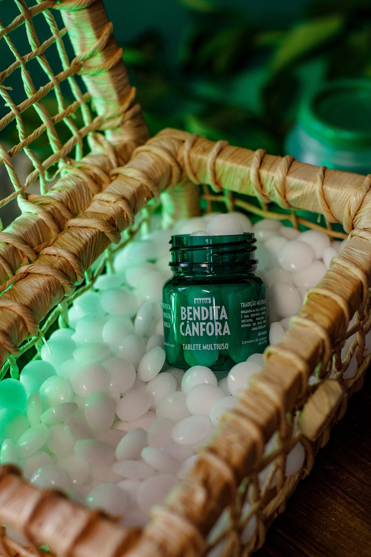 Cânfora pastilha aplicada em sapateira para controlar mau cheiro e umidade