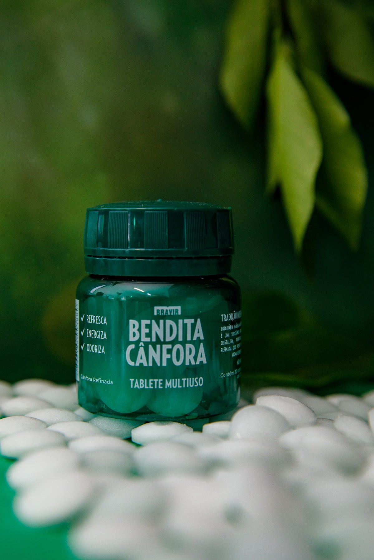 Pastilhas de cânfora natural liberando aroma em ambiente doméstico